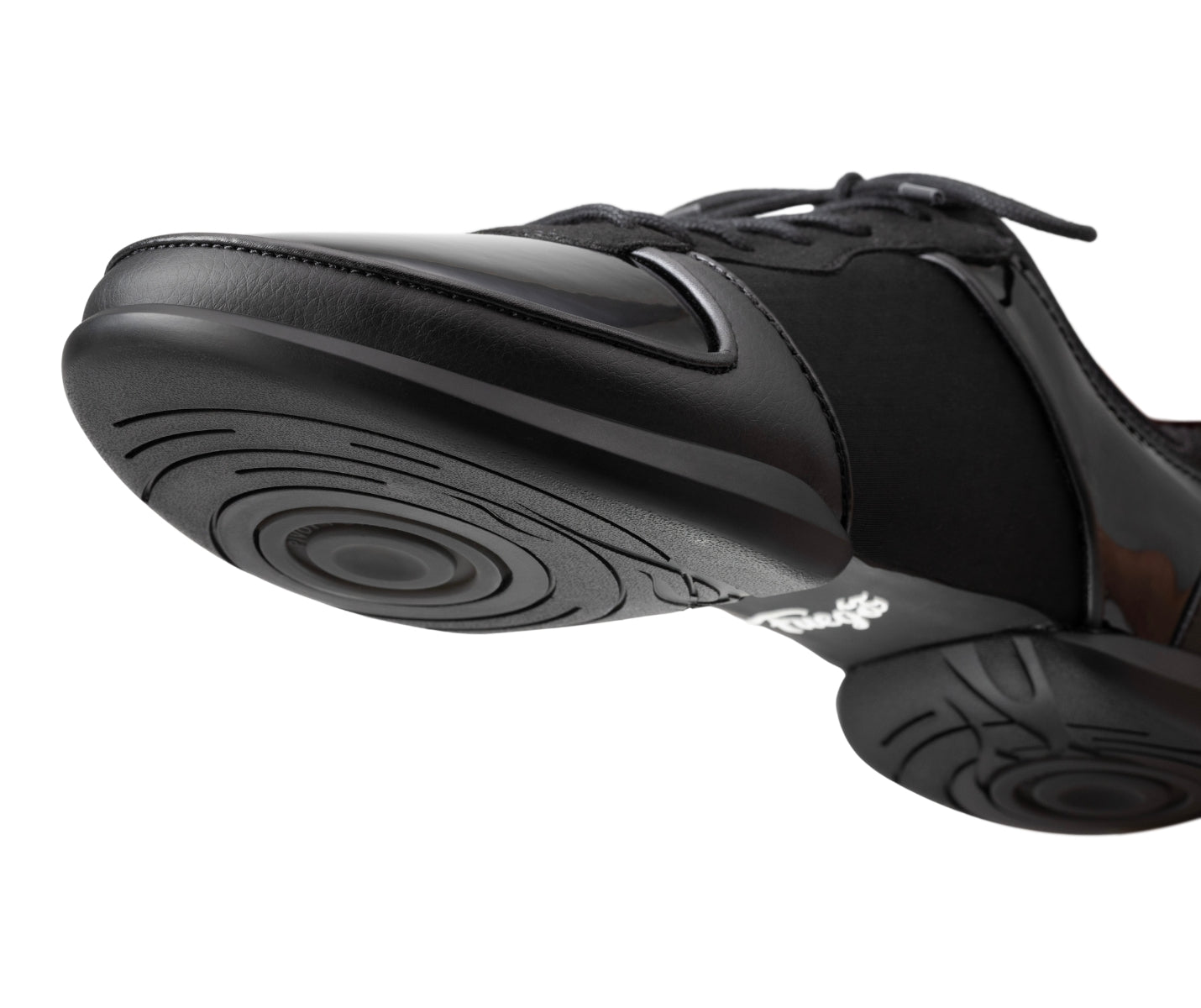 Nahaufnahme der Fuego Dance Sneakers Split Sole x Derek Hough in Schwarz, mit kreisförmigen Rillen und Ballsaal-Design.